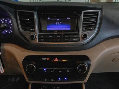Winter White 2016 Hyundai TUCSON SE