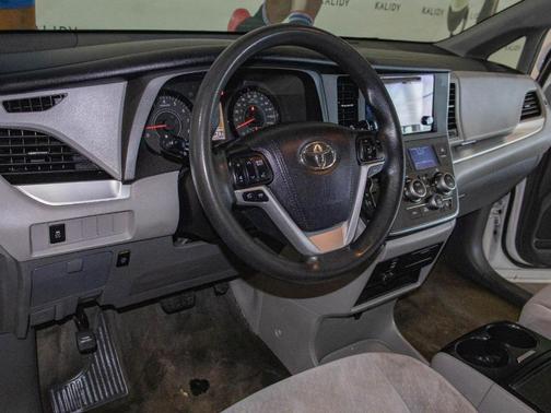 2017 Toyota Sienna LE