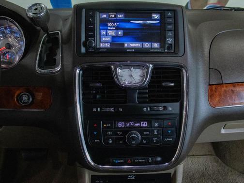 2016 Chrysler Town & Country Touring-L