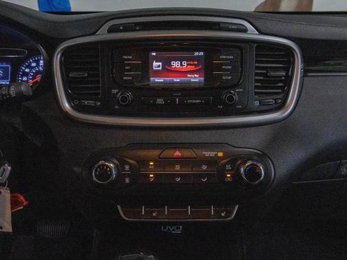 Sparkling Silver 2016 Kia Sorento LX