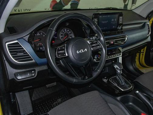 Starbright Yellow / Black Roof 2023 Kia Seltos S