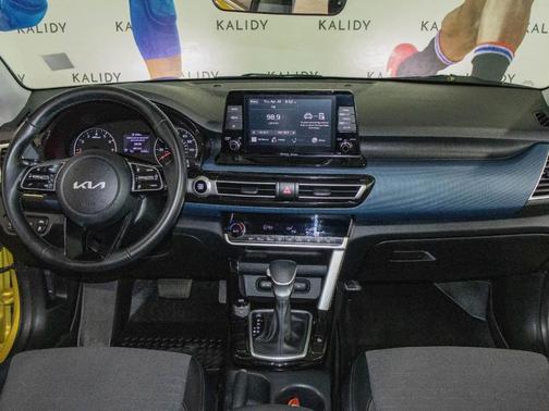 Starbright Yellow / Black Roof 2023 Kia Seltos S