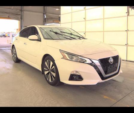 White 2020 Nissan Altima 2.5 SV