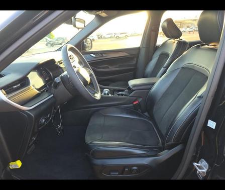 Diamond Black 2023 Jeep Grand Cherokee L Laredo