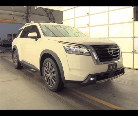 White 2022 Nissan Pathfinder SL