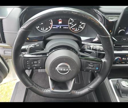 White 2022 Nissan Pathfinder SL