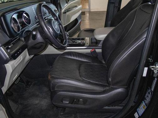 Aurora Black Pearl 2024 Kia Carnival LX