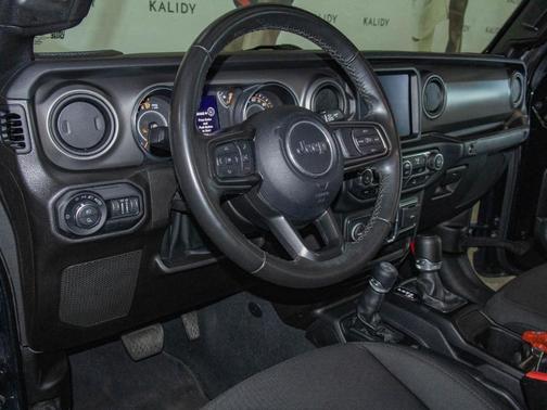 Black Clearcoat 2022 Jeep Gladiator Sport