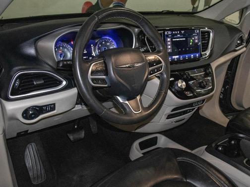 2022 Chrysler Pacifica Touring-L