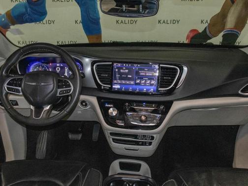 2022 Chrysler Pacifica Touring-L