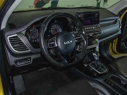 Starbright Yellow / Black Roof 2022 Kia Seltos SX
