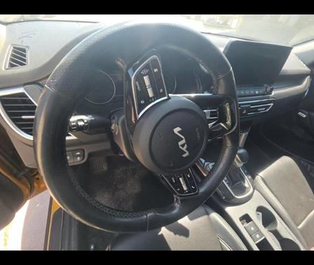 Starbright Yellow / Black Roof 2022 Kia Seltos SX