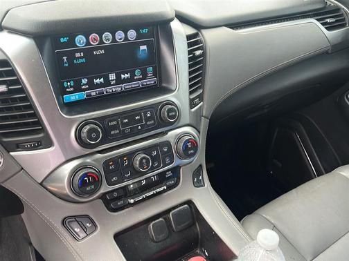 Silver Ice Metallic 2017 Chevrolet Suburban LT