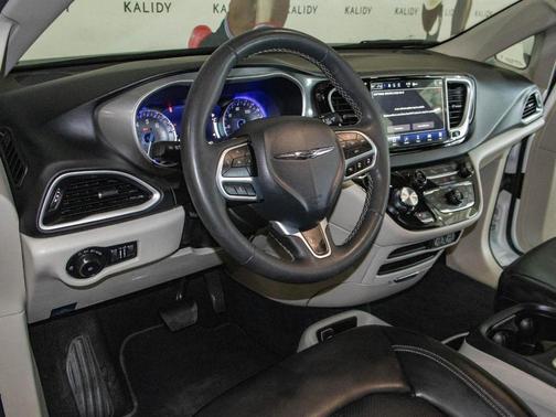 2023 Chrysler Pacifica Touring-L