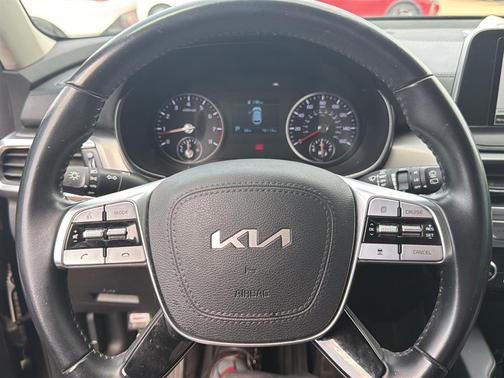 Everlasting Silver 2022 Kia Telluride LX