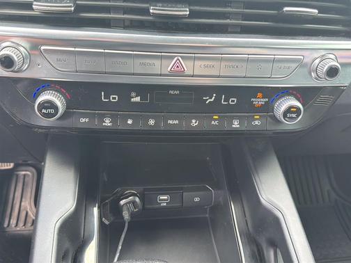 Everlasting Silver 2022 Kia Telluride LX