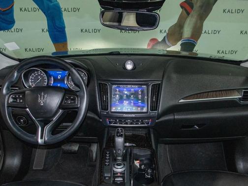 Grigio Metallic 2019 Maserati Levante Base