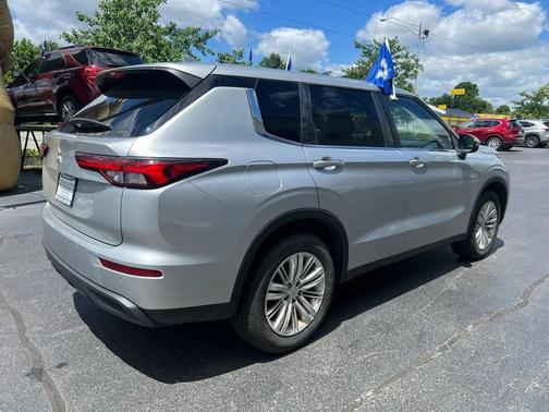 Silver 2022 Mitsubishi Outlander ES S-AWC