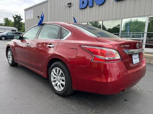 Red 2014 Nissan Altima 2.5
