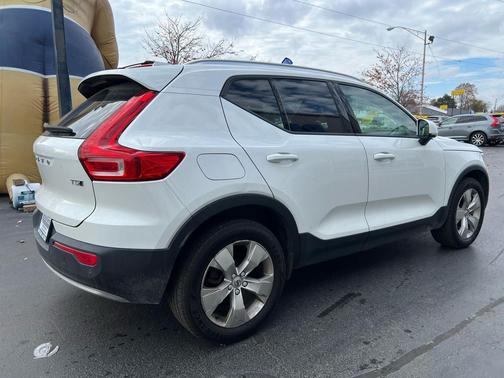 2022 Volvo XC40 T5 Momentum