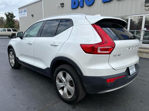 2022 Volvo XC40 T5 Momentum