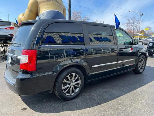 2016 Chrysler Town & Country S