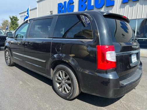 2016 Chrysler Town & Country S