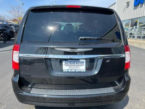 2016 Chrysler Town & Country S