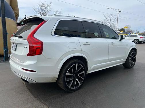 2021 Volvo XC90 T6 Momentum