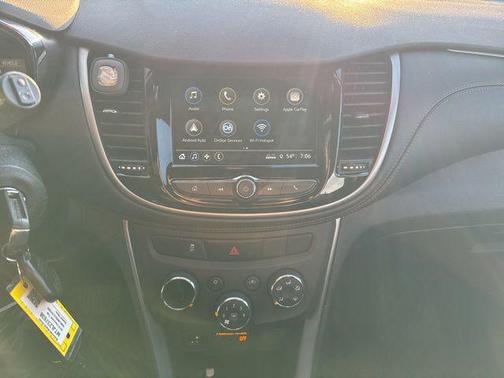 Summit White 2018 Chevrolet Trax LS