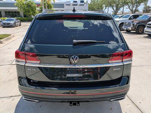 Racing Green Metallic 2021 Volkswagen Atlas 3.6L SE w/Technology