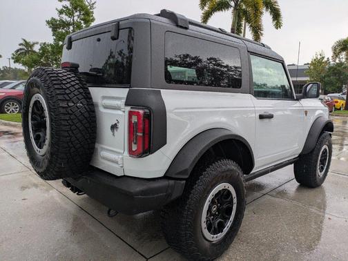 Oxford White 2023 Ford Bronco Badlands