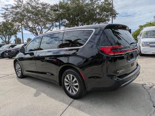 2025 Chrysler Pacifica Hybrid Select