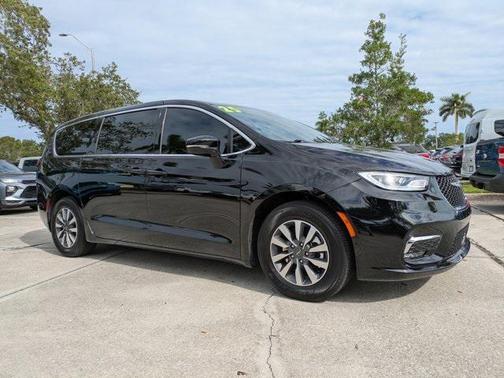 2025 Chrysler Pacifica Hybrid Select