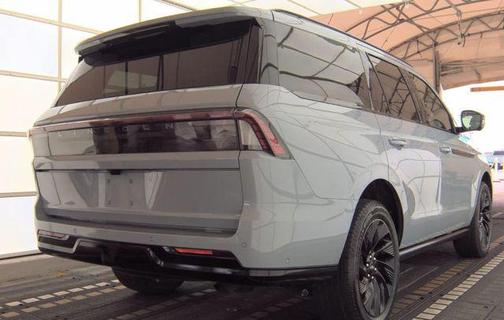 GRAY MIST METALLIC TRI-COAT 2025 Lincoln Navigator Reserve