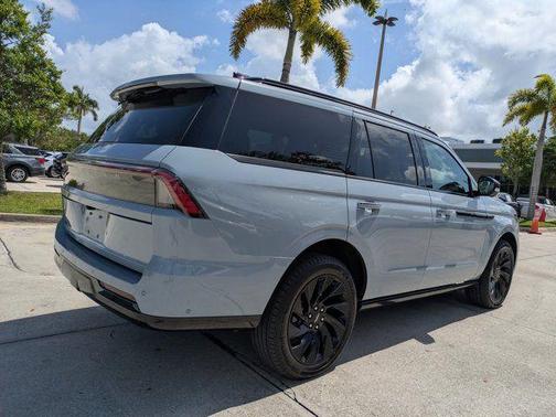 GRAY MIST METALLIC TRI-COAT 2025 Lincoln Navigator Reserve