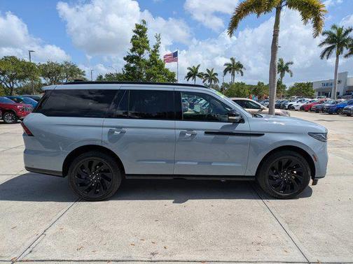 GRAY MIST METALLIC TRI-COAT 2025 Lincoln Navigator Reserve