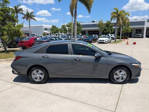 2024 Hyundai ELANTRA SE