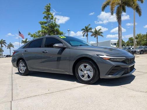 2024 Hyundai ELANTRA SE