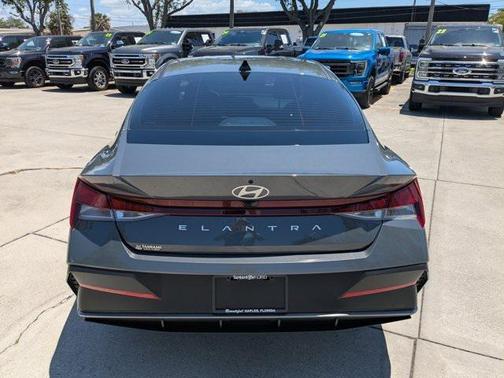 2024 Hyundai ELANTRA SE