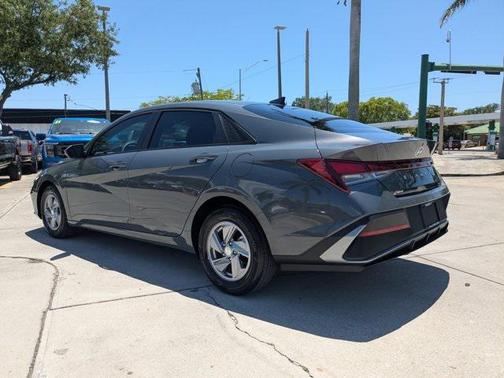 2024 Hyundai ELANTRA SE