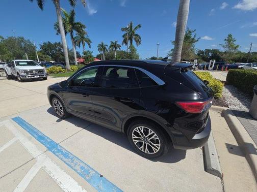 Agate Black Metallic 2022 Ford Escape SEL