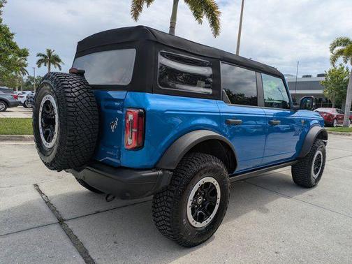 VELOCITY BLUE METALLIC 2024 Ford Bronco Badlands