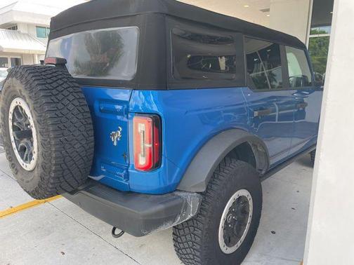 VELOCITY BLUE METALLIC 2024 Ford Bronco Badlands