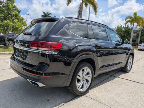 Deep Black Pearl 2022 Volkswagen Atlas 2.0T SE w/Technology