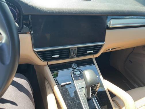 2023 Porsche Cayenne Platinum Edition