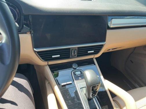 2023 Porsche Cayenne Platinum Edition