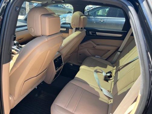 2023 Porsche Cayenne Platinum Edition