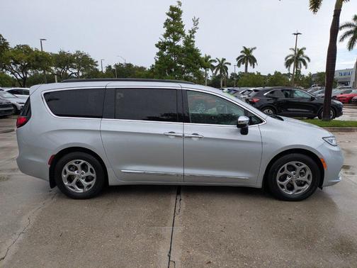 Silver Mist Clearcoat 2023 Chrysler Pacifica Limited