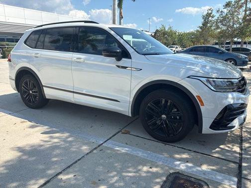 White 2022 Volkswagen Tiguan 2.0T SE R-Line Black